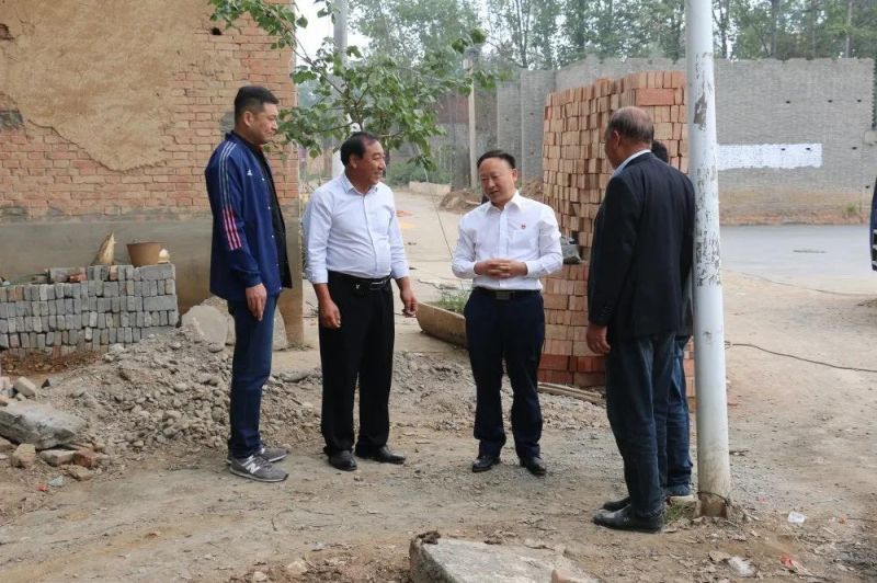 扶貧路上  攜手同行——弘義集團(tuán)黨委書記、董事長張秀峰一行 到定點(diǎn)幫扶村調(diào)研